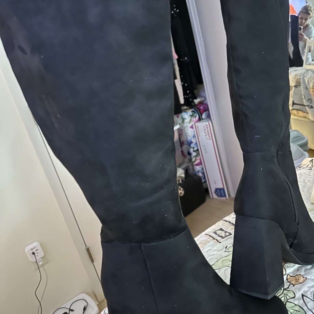 Black Suede Knee High Boots Block-high heels - Picture 2 of 6